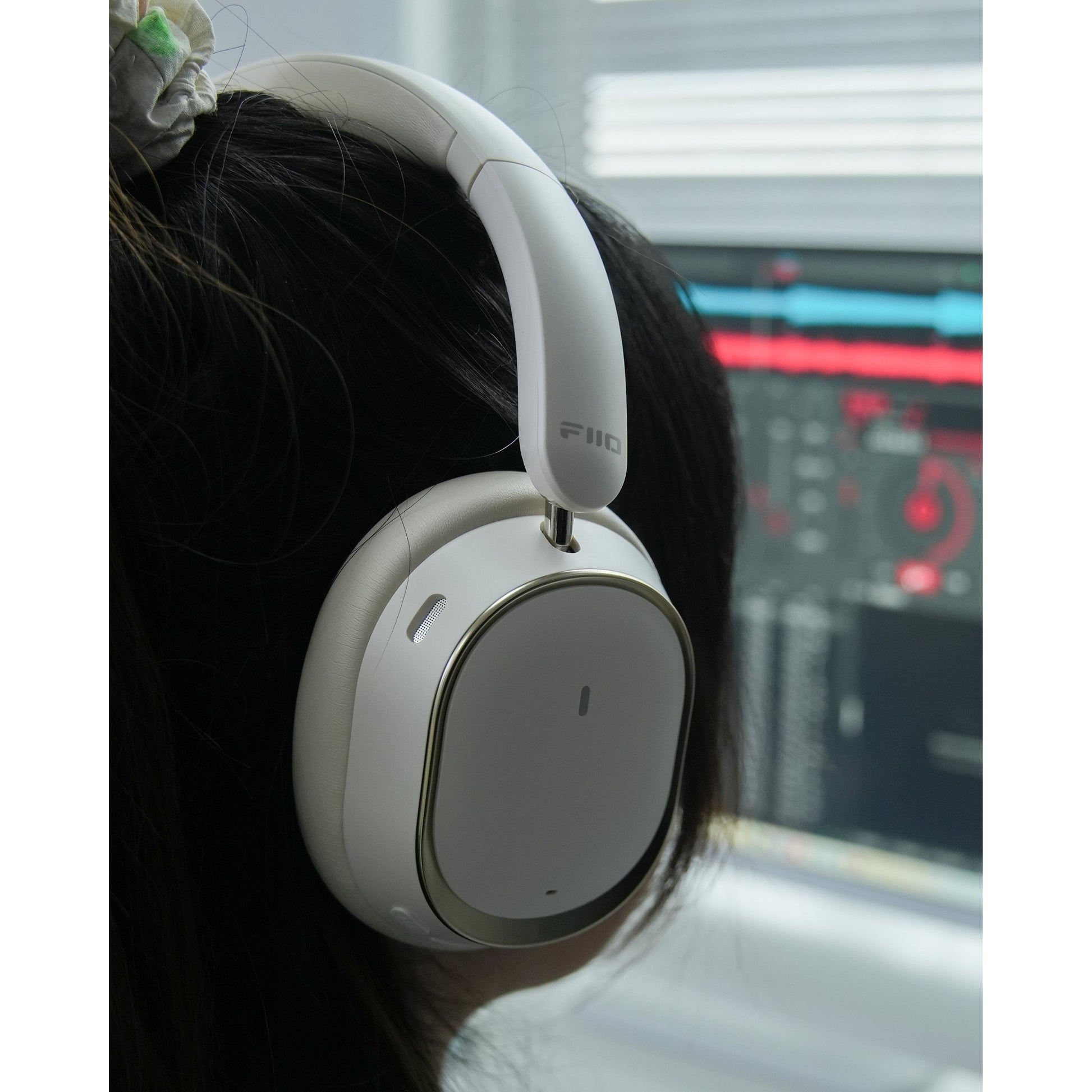 FiiO EH13 white worn